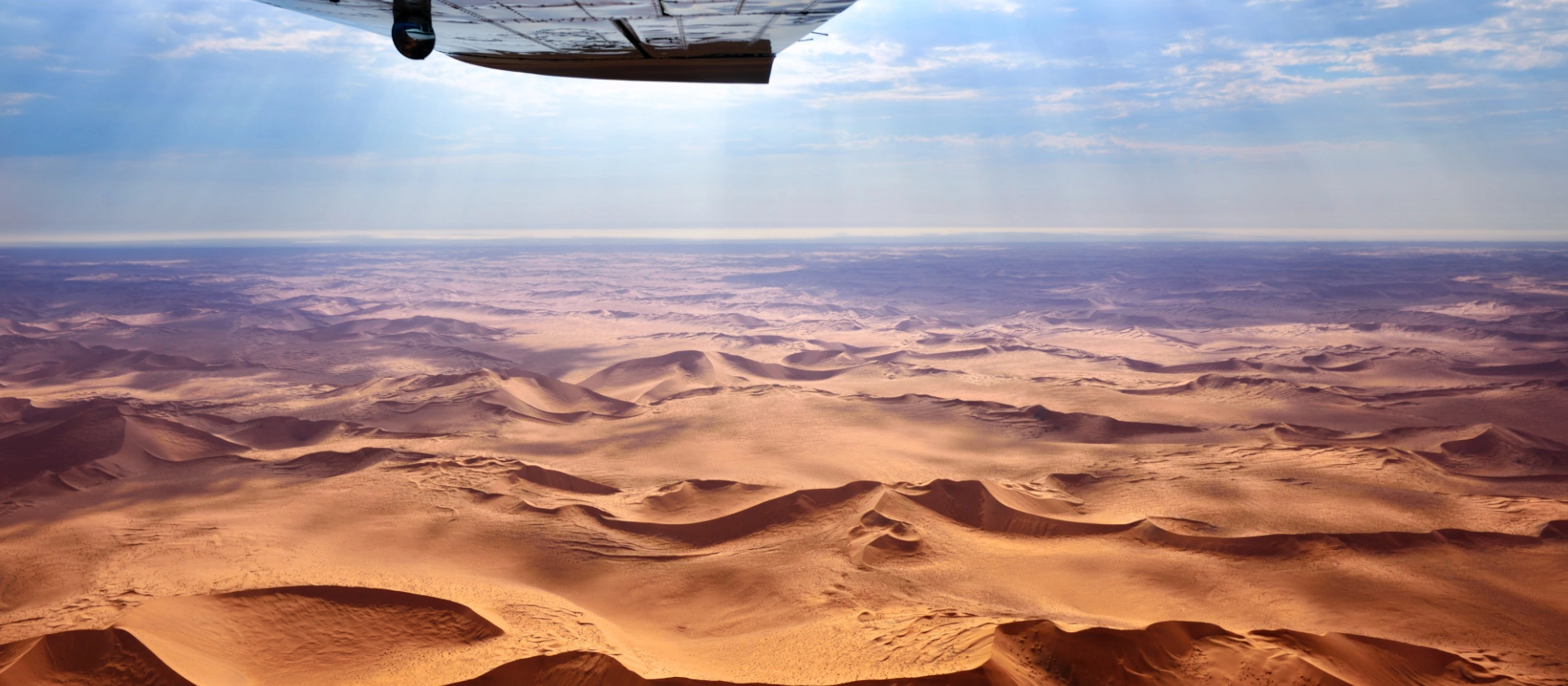 Namibia_flyg över Namiböknen_1900x831_AdobeStock_103759594