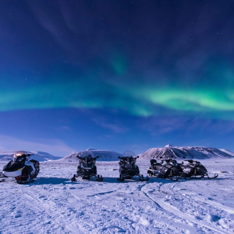 Svalbard_scooter_norrsken_AdobeStock_186617512 (1) (1)