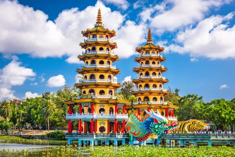 taiwan_kaohsiung_lake_temples_shutterstock_669732970