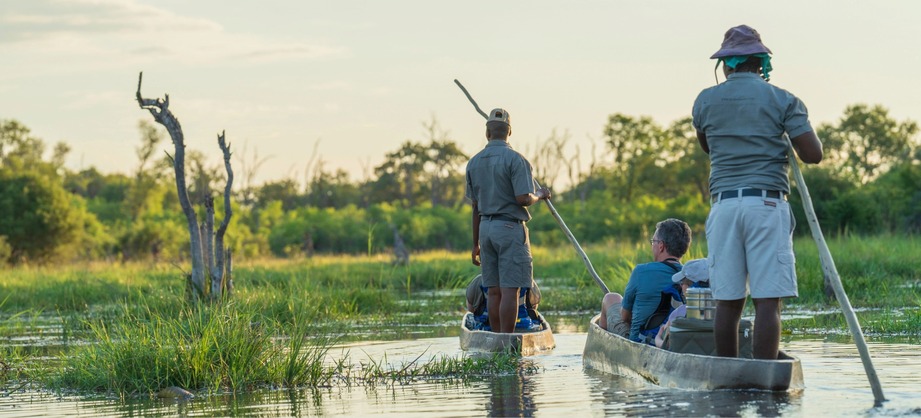 Botswana-Okavangodeltat-mokoro-AdobeStock_1873190415
