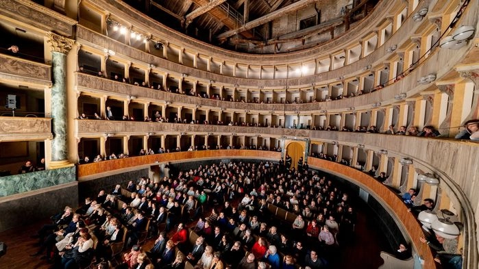 Vi tar plats i operahuset Teatro Sociale där Orchesta Filarmonica Italiana vöäkomnar det nya året med valser och polkor av Strauss, italienska romanser och klassiska pärlor av Donizetti, Verdi och Mascagni.