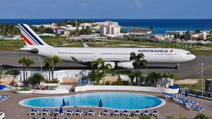 Flygresorna utförs av Air France. Efter byte av plan i Paris tar resan till Sint Martin 9,5 timmar. I grundpriset ingår sittplatser i ekonomiklass, på förfrågan kan sittplatser i Premium Economy och Business bokas.