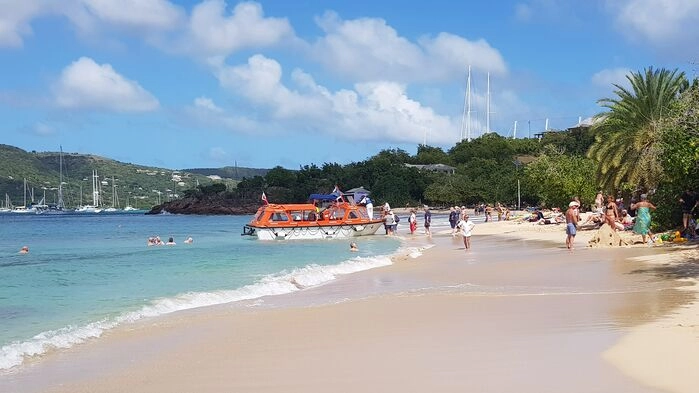 Star Flyer är alltför låg för att kunna ligga vid kaj i många hamnar. Då kastar man ankar på redden och använder en "tenderbåt" för transporten till land, på bilden till en strand på Antigua.