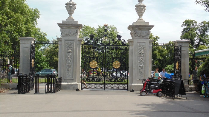 Elizabeth Gate vid infarten till Kew Gardens.