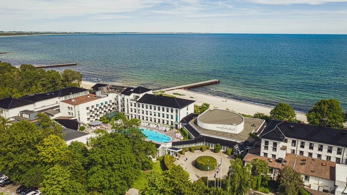 Vi bor bekvämt på anrika Ystad Saltsjöbad, som ligger magnifikt på stranden vid Östersjön. Där har man njutit av sköna bad sedan slutet av 1800-talet. Fritt utnyttjande av Lido Club & Spa ingår i resans pris.