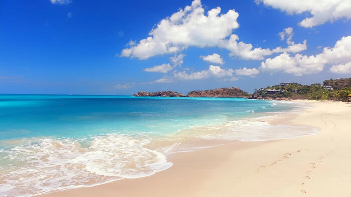 Antigua var länge en brittisk koloni och en strategisk hamn för den brittiska flottan och kallades ”Gateway to the Caribbean”.  Idag är ön centrum för seglare från hela världen och det är ett folknöje att skåda alla tjusiga yachter som ligger förtöjda i marinorna.