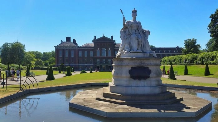 Kensington Palace köptes 1689 av kung William III. Hör bor prins William och prins Harry med familjer.