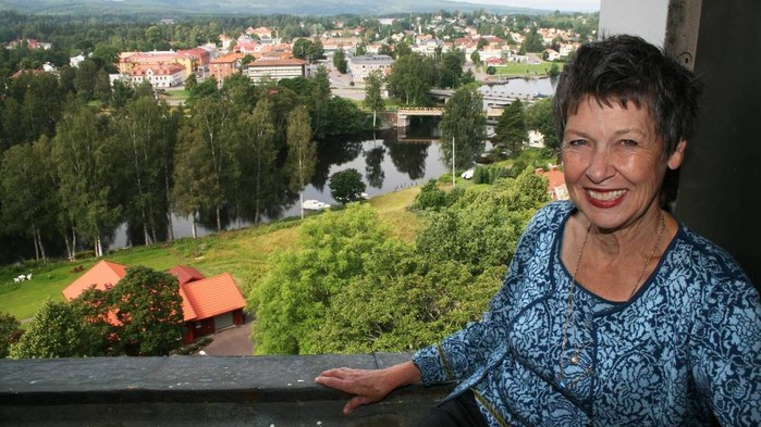 Vår guide på resan heter Ulla Norrman. Hon har varit orförande i stiftelsen Selma Lagerlöfs Litteraturpris och för den årliga Kulturveckan i Sunne. Hon kan sitt Värmland.