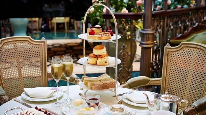 Afternoon tea med läckra bakverk och ett glas champagne  är en härlig brittisk tradition.
