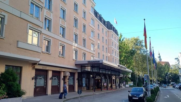 Vi bor bekvämt i classic dubbelrum på femstjärniga Sheraton Grand Salzburg.