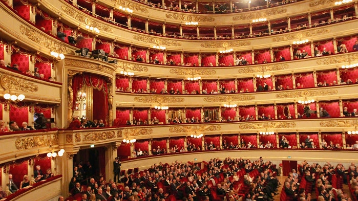 La Scala uppfördes av kejsarinnan Maria Theresia av Österrike. Det är ett av världens vackraste operahus med sin magnifika interiör i rött och guld.