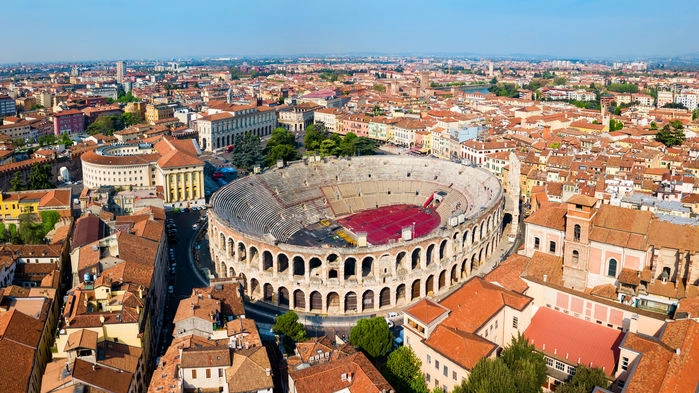 Det är varje sann operaälskares dröm att få uppleva en föreställning på Arena di Verona. Den magnifika romerska amfiteatern uppfördes år 30 efter Kr. och har plats för tjugotusen åskådare.