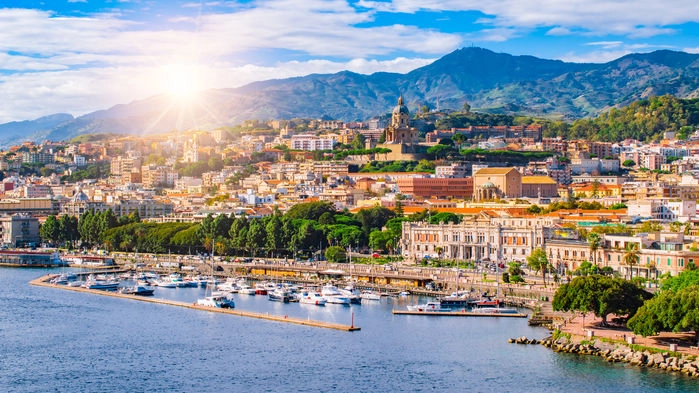 Messina ligger vid det 42 km långa sundet som skiljer Sicilien från det italienska fastlandet.