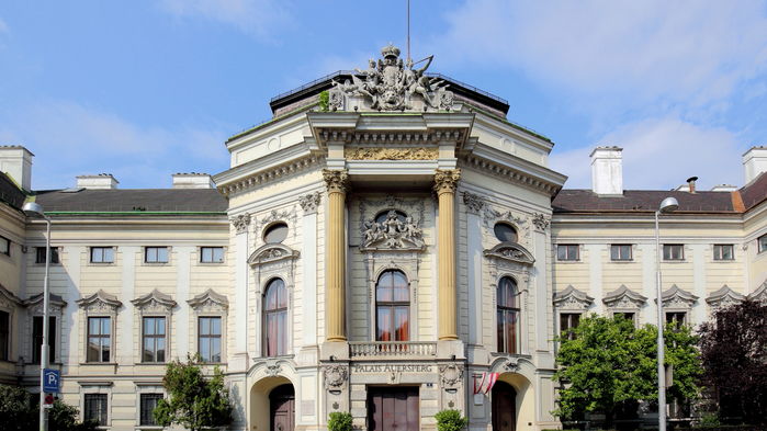 På Nyårsafton går vi på fest i Barockpalatset Palais Auersperg. Palatset byggdes i början 1700-talet och kallades då Palais Rosenkavalier. Nyårsfesten hålls i festsalen Rosenkavaliersaal.