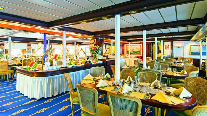 På kvällarna äter vi middag och umgås i trevligt sällskap i fartygets eleganta salonger.