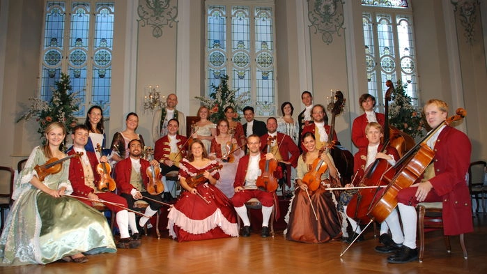 Mozartafton på Stiftskeller St. Peter. Under middagen underhåller musiker och solister i tidstypiska kläder.