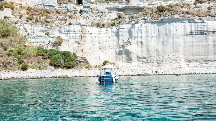 Utanför Terracina på Italiens västkust ligger ön Ponza. En okänd skönhet för oss, men ett hett resmål för Europas jetset.