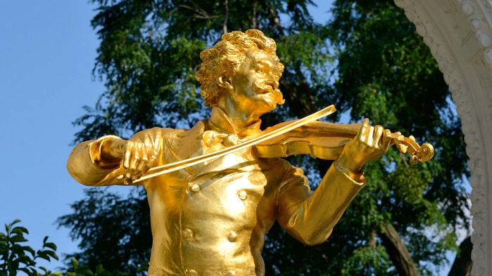 Johan Strauss den yngre komponerade många berömda valser och operetter. Mest kända verk är operetten Läderlappen och valsen An der blauen schönen Donau.