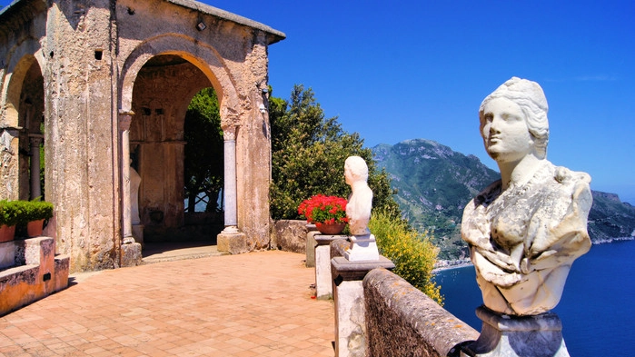 Efter att ha rundat udden till Neapelbukten med Capri i väster, anländer vi på morgonen till den klassiska och charmiga semesterorten med det vackra namnet – Sorrento
