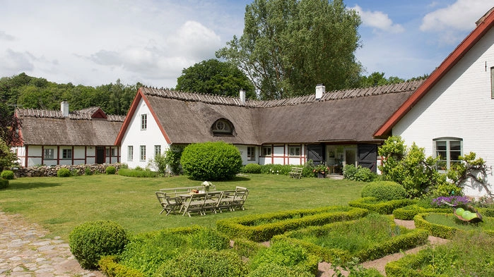 Drakamöllans Gårdshotell inne i bokskogen  är en av Österlens verkliga klenoder. Vi äter lunch och hör Ingalill Thorsell berätta om sin skapelse.