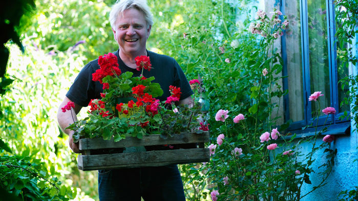I Simrishamn får vi njuta av sublim trädgårdskonst när Peter Englander visar sin privata Medelhavsträdgård och berättar.