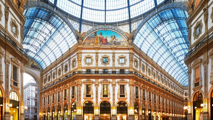 Galleria Vittorio Emanuele II är ett av världens äldsta shoppingcenter. Gallerian har fantastiska marmor detaljer, målade fresker, kakelgolv och knyts samman av ett glastak.