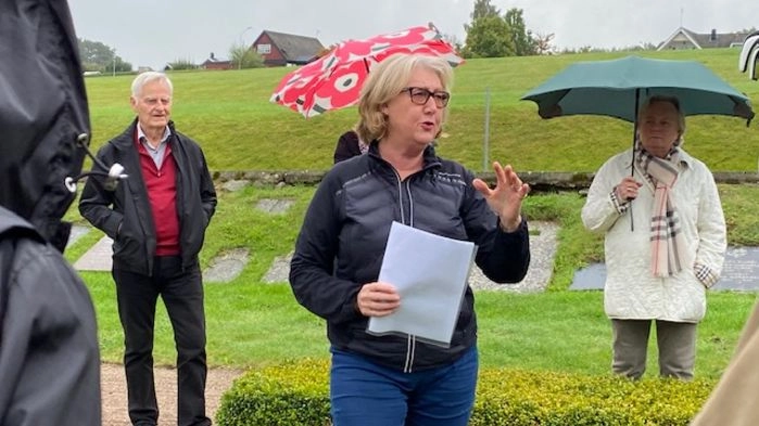Den numera pensionerade presstalespersonen för Skånepolisen, den färgstarka Ewa-Gun Westford, tar oss med på en spännande rundvandring på temat ”I Wallanders fotspår”.