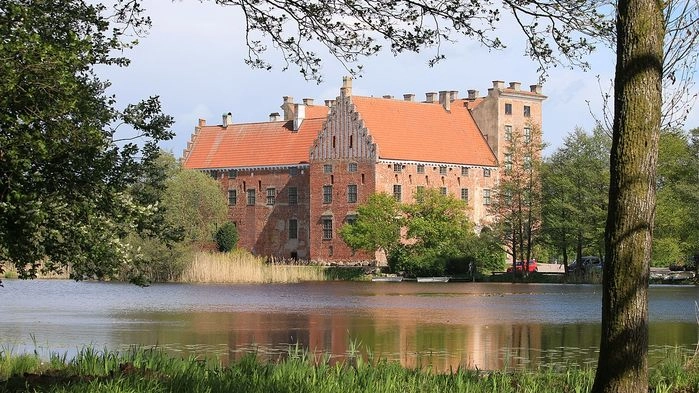 Svaneholms Slott, som ligger på en holme i Svaneholmssjön är byggt i medeltida stil. Vi tas emot av museiintendenten Håkan Cerne som skall berätta om slottets historia och visa oss museet.