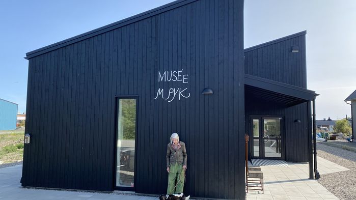 Konstnären Madeleine Pyk har låtit bygga ett eget museum åt sina målningar i Skillinge på den skånska sydostkusten.