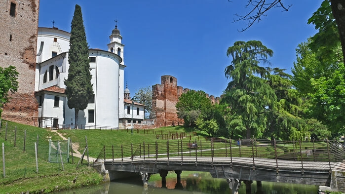 I den pittoreska lilla staden Castelfranco Veneto 
tar vi in på det charmiga Albergo Al Moretto. Vi 
tar en promenad i stadens historiska centrum 
och på kvällen serveras vi aperitive och 
middagsbuffet på hotellet.
