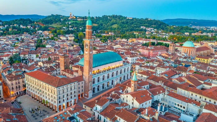 I Vicenza finns många vackra palats från 1400-talet. 
Ett är La Basilica Palladiana som vi kommer att 
passera under vår stadspromenad i staden.