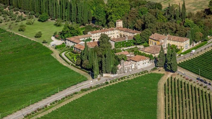 Vingården Serego Alighieris i Valpolicella köptes av poeten Dantes son Pietro, redan på 1300-talet. Vingården har nu gått i arv i hela 21 generationer.