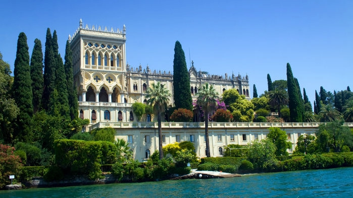 I den lilla staden Bardolino stiger vi ombord på en båt som tar oss till den vackra ön Isola del Garda i Lago di Garda.