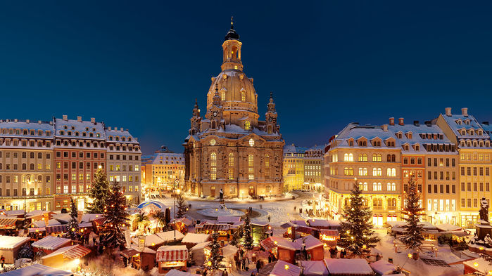 Neumarkt är Dresdens historiska torg, där man i december har en glittrande julmarknad.