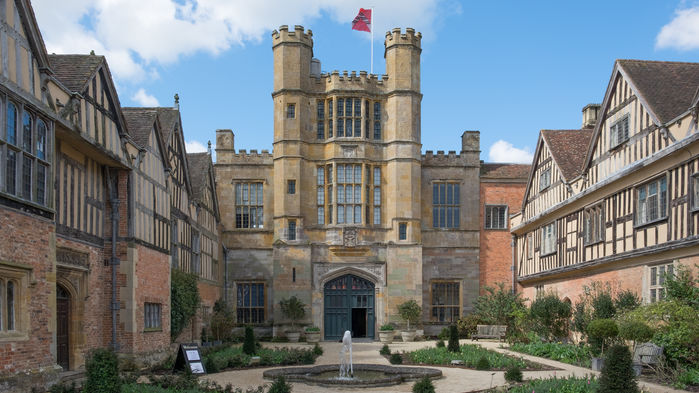 Coughton Court är byggt i s.k. Tudorstil. De magnifika trädgårdarna har skapats av Clare McLaren-Throckmorton och hennes dotter Christina Williams.