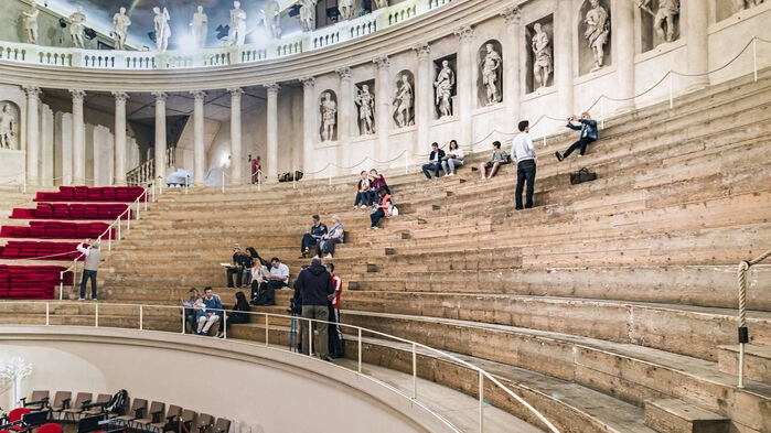 Teatro Olimpico är en teater i Vicenza, ritad av 
arkitekten Andrea Palladio på 1500-talet.Teatern 
är Palladios sista verk och anses vara den första 
teatern med tak.
