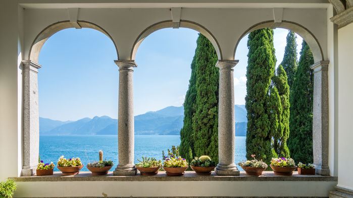 En båtresa på sjön Lago di Como tar oss till Varenna och den botaniska trädgården vid Villa Monastero. På terrasserna växer exotiska arter, och i parken finns statyer, små tempel, brunnar och källor. En spännande blandning av botanik och förfinad historisk arkitektur väntar besökaren.
