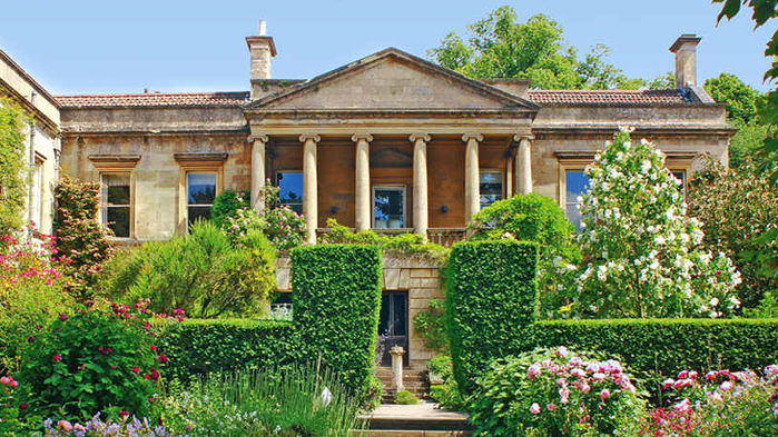 Kiftsgate Court Gardens anlades på 1920-talet av Heather Muir med hjälp av grannen på Hidecote Manor, Lawrence Johnston.