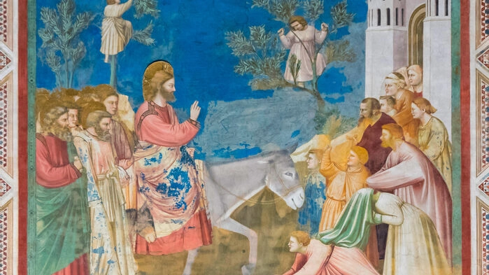 Freskerna som täcker sidoväggarna 
llustrerar Jungfrun och Jesus medan 
kortväggen visar Den Yttersta Domen.