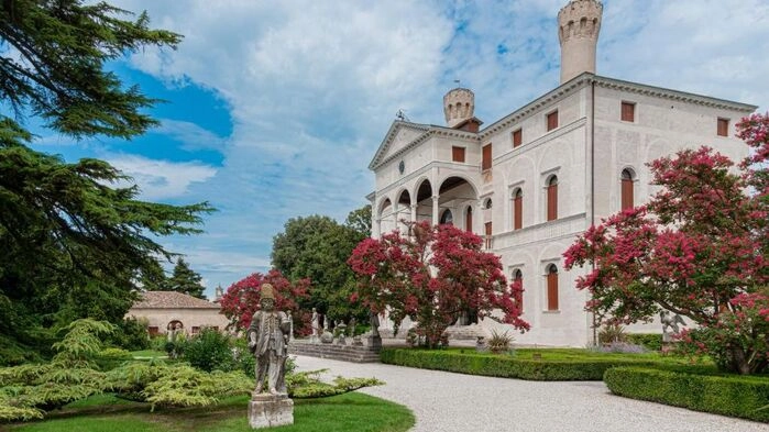 Landskapet Veneto har en lång vintradition. 
Castello di Roncade är en producent som 
framställer goda viner, rött, vitt och prosecco. 
På resans första dag ser vi litet av slottet, 
promenerar i vingården och gör en vinprovning 
med tilltugg.