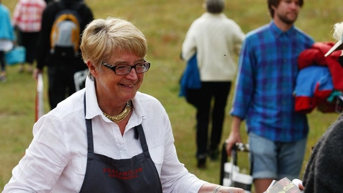 Ingalill Thorsell heter entreprenören som driver Drakamöllans Gårdshotell. Hon kallar sina gäster för ambassadörer och under kvällens middag får vi prova på vad köket kan prestera.