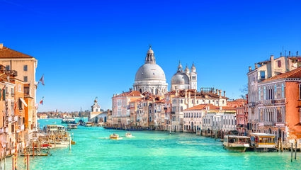 Venedig är en av världens mest romantiska städer och vi får uppleva den speciella atmosfären som råder på sagostadens små öar och kanaler.