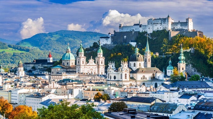Salzburg ligger idylliskt vid floden Salzach. Uppe på Festungsberg syns borgen Hohensalzburg.