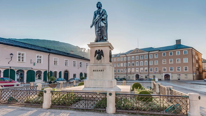 Statyn av musikgeniet Wolfgang Amadeus Mozart står på Mozartplatz.
