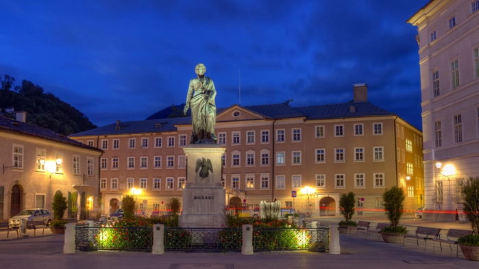 Statyn av musikgeniet Wolfgang Amadeus Mozart står på Mozartplatz.