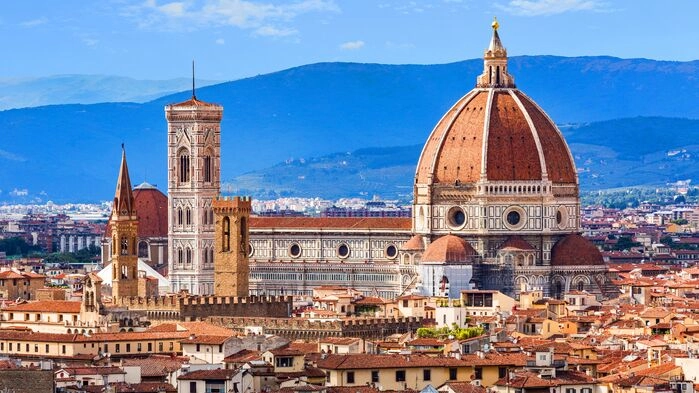Florens var den italienska renässansens vagga där rika familjer som de Medici beställde verk av arkitekter och konstnärer som Brunelleschi, da Vinci och Michelangelo. Kupolen på katedralen Il Duomo ritades av arkitekten Brunelleschi på 1400-talet.
