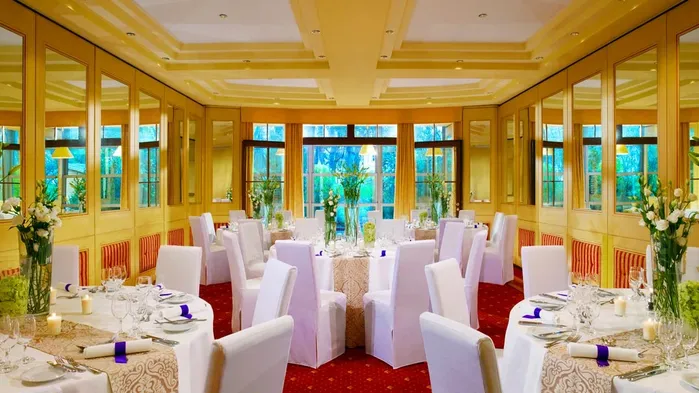 Vi firar in det nya året i med att äta en Sylvester buffet med tillhörande drycker Sheratons restaurang Mirabell.