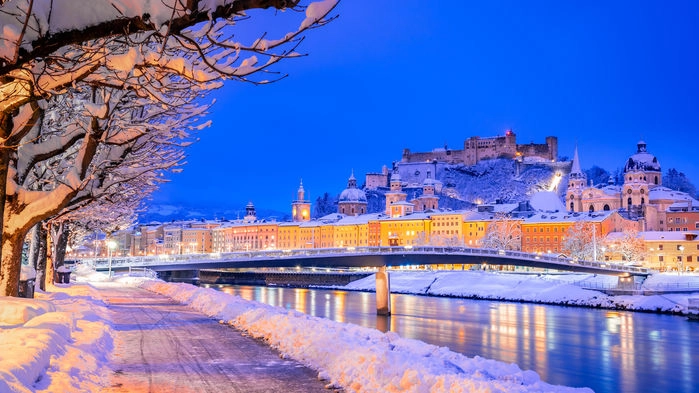 Salzburg ligger idylliskt vid floden Salzach. Uppe på Festungsberg syns borgen Hohensalzburg.