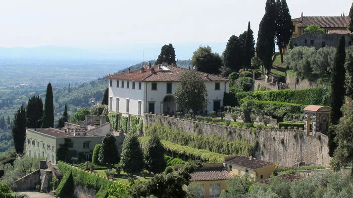 Villa Medici Fiesole köptes i slutet av 1800-talet av Lady Sybil Cutting som anlitade den brittiske landskapsarkitekten Cecil Pinsent för att renovera både villa och trädgård i början av 1900-talet.