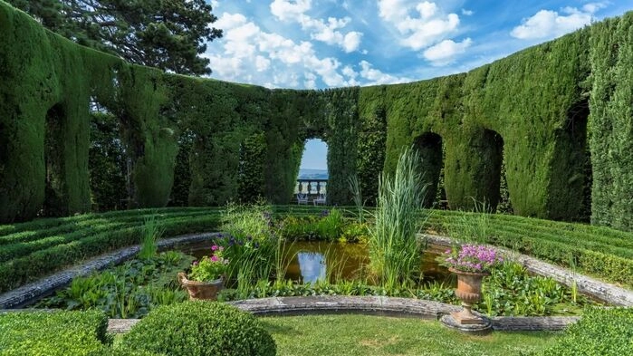 Villa Gamberaia köptes i slutet av 1800-talet av prinsessan Catherine Ghyka som ägnade sitt liv åt att skapa en trädgård där tidlös och förfinad skönhet flätas samman. Villa Gamberaia står med på New York Times lista över de 25 ”måste se” trädgårdarna i världen.